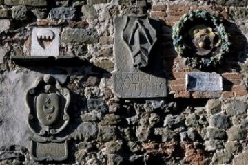 Immagini e angoli di Buggiano - Particolare del Palazzo Pretorio con stemmi podestarili