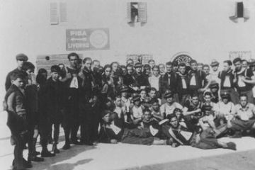 Sportivi borghigiani davanti alla fabbrica di Birra
