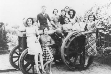 Gruppo di ragazze su uno dei primi trattori. Coll. fam. Bellandi
