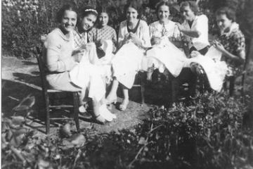 La scuola di ricamo Bellandi. Coll. fam. Bellandi P.