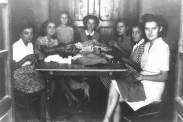 Loretta Vezzani con alcune amiche al corso di cucito. Coll. della fam.