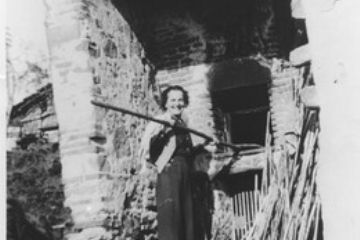 Tina Bellandi che inforna il pane. Coll. fam. Bellandi